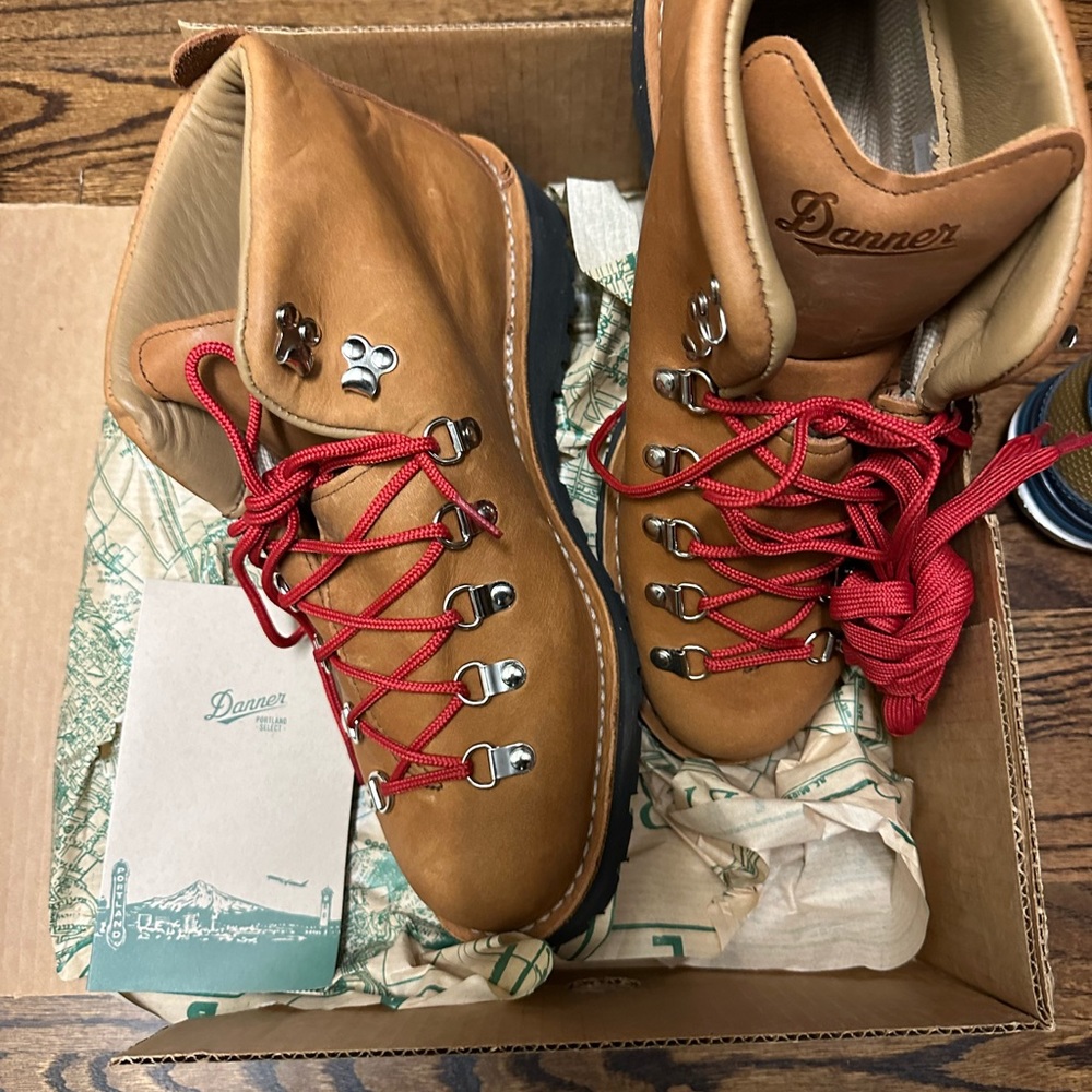 Danner mountain light cascade men’s hiking boot. Size 11. New in box.